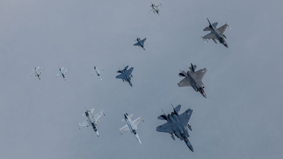 A handout photo made available by the South Korean Air Force shows South Korean and US fighters flying in formation over an air base in Gwangju, South Korea, 18 April 2025, during a media event for the Freedom Flag exercise. The two countries started the two-week exercise the previous day in efforts to bolster their interoperability and combined readiness posture against North Korean threats. EPA/SOUTH KOREAN AIR FORCE SOUTH KOREA OUT HANDOUT EDITORIAL USE ONLY/NO SALES Dostawca: PAP/EPA.