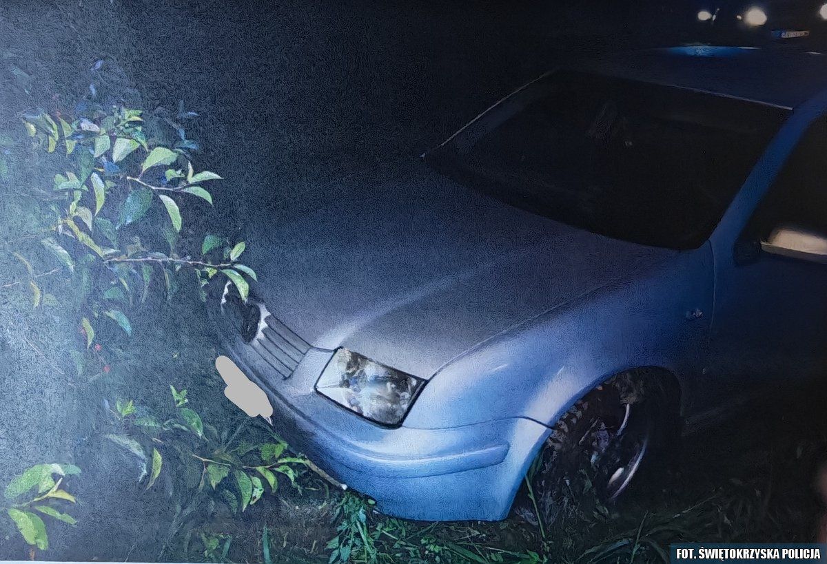 Pijany kierowca volkswagena uderzył w hondę i wpadł do rowu