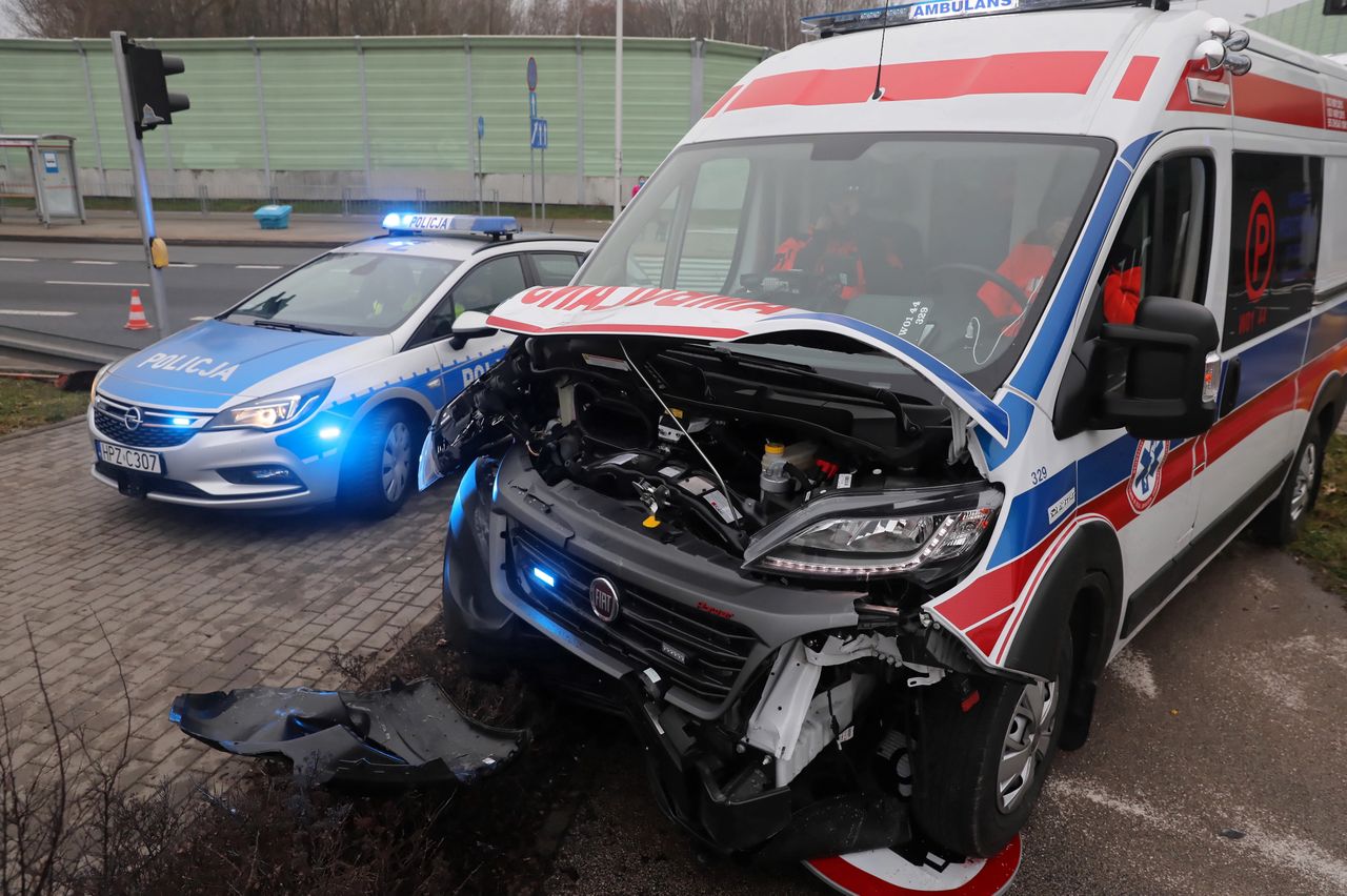 Warszawa. Zderzenie karetki z bmw