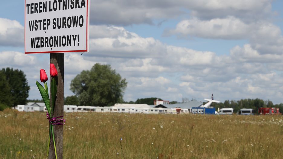 Chrcynno (pow. nowodworski), 18.07.2023. Miejsce katastrofy lotniczej w Chrcynnie, 18 bm. Do wypadku doszło wczoraj wieczorem. Samolot cessna podczas lądowania w złych warunkach atmosferycznych uderzył w hangar, w którym schroniła się grupa ludzi. Wg informacji podanych przez rzecznika Komendanta Stołecznego Policji zginęło pięć osób, a osiem odniosło obrażenia. (ad) PAP/Leszek Szymański