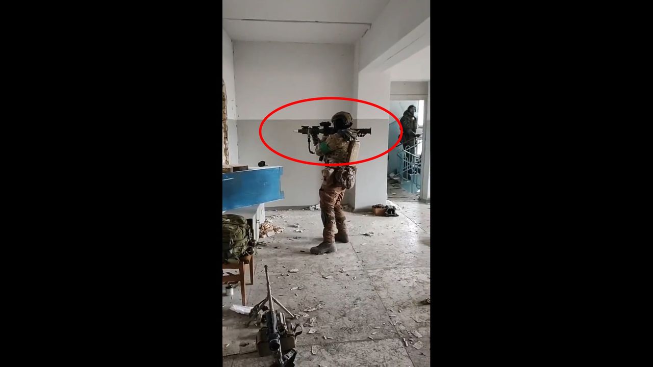 Ukraiński żołnierz z amerykańskim granatnikiem