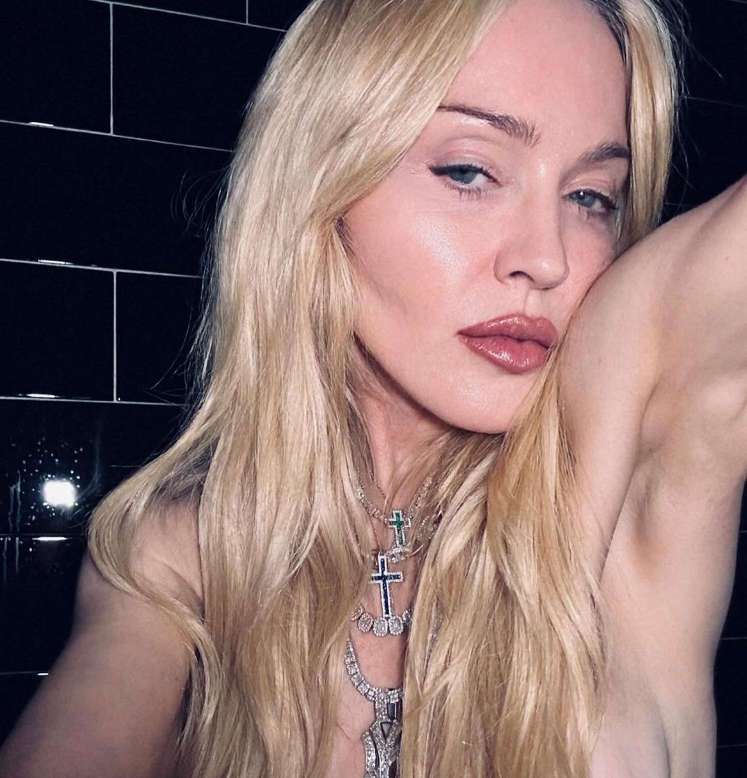Odmieniona Madonna pozuje topless