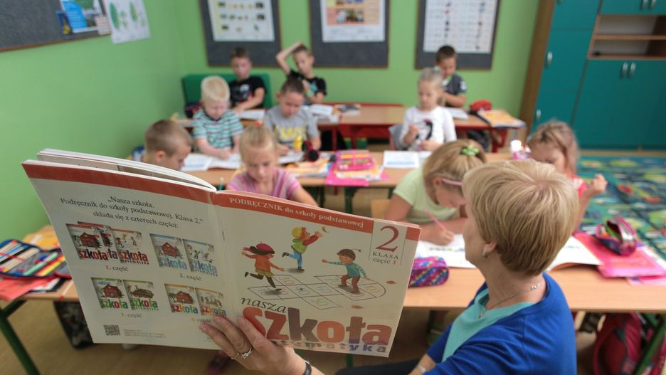 Zaj?cia szkolne w szkole podstawowej.
fot. Piotr Mecik/East News  Studzianki,  06.09.2016 Szkola Podstawowa w Studziankach N/Z Lekcja w klasie 1-3.
Piotr Mecik