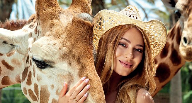 Katalog „Itaka &amp; Gala” na lato 2016 roku z Marceliną Zawadzką na okładce