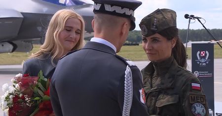 Została matką chrzestną "Husarzy". To żona "Slaba"