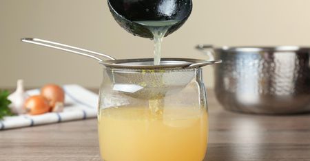 Domowy syrop lepszy niż leki. Tani, a pomoże na uporczywą dolegliwość