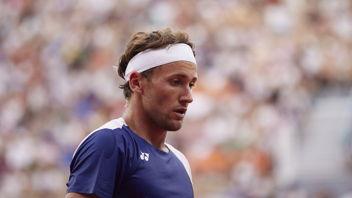 PARIS, FRANCE - AUGUST 01: Casper Ruud of Team Norway against Felix Auger-Aliassime of Team Canada during the Men's Singles Quarter-final match on day six of the Olympic Games Paris 2024 at Roland Garros on August 01, 2024 in Paris, France. (Photo by Quality Sport Images/Getty Images)