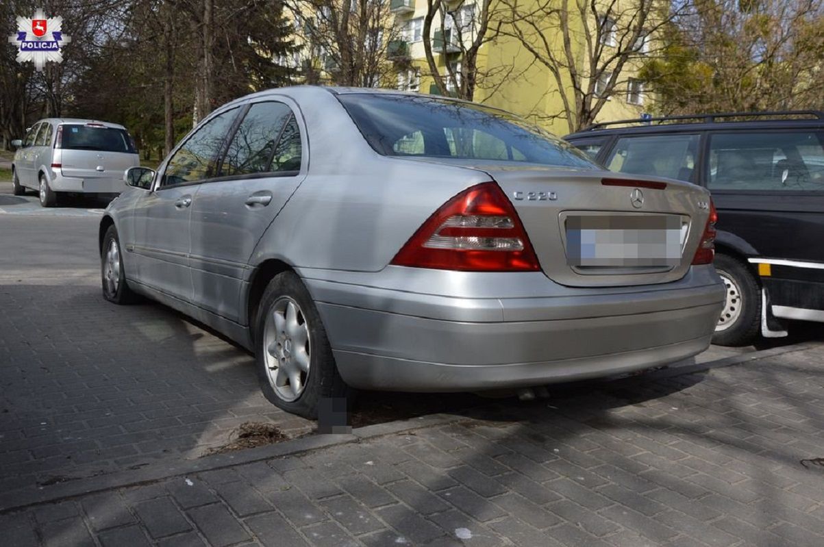 Uszkodził mercedesa. Na masce zostawił napis