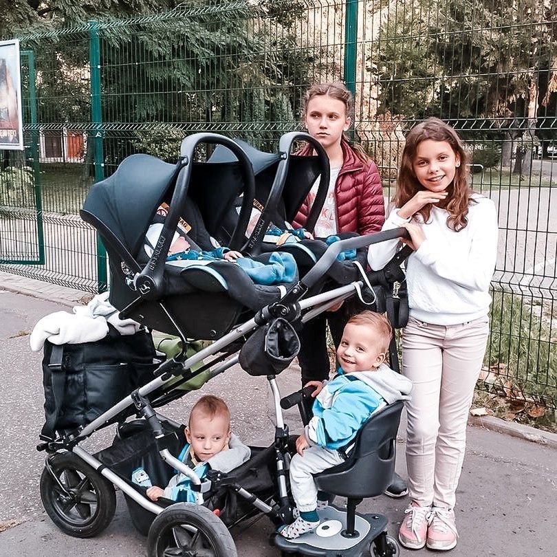 Nawet spacer z czwórką dzieci stanowi wyzwanie