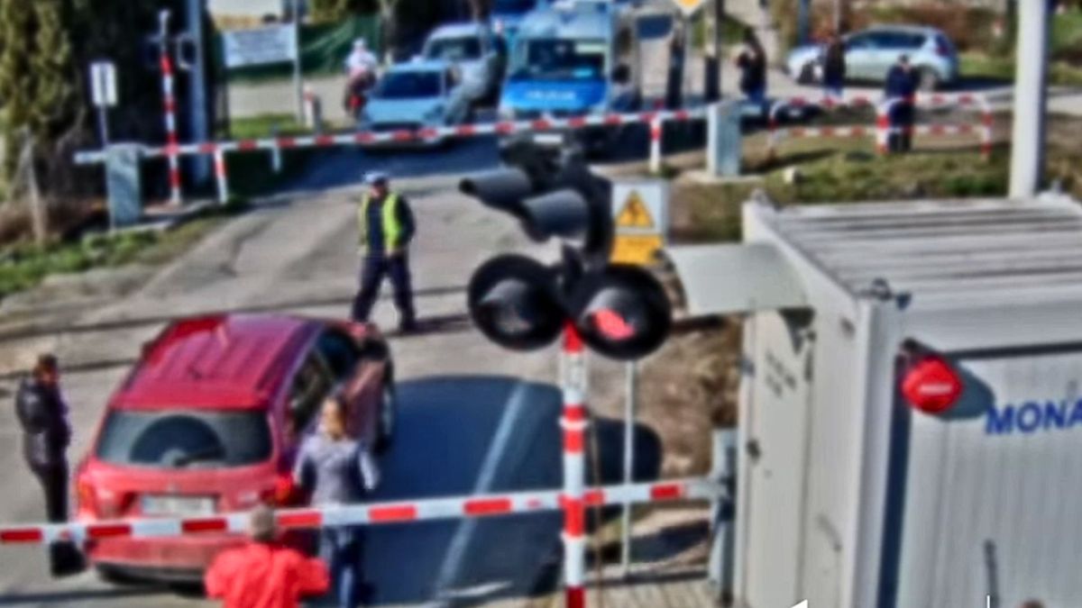 przejazd kolejowy, mandat, policja Auto utknęło między rogatkami. Policjanci akurat stali w korku