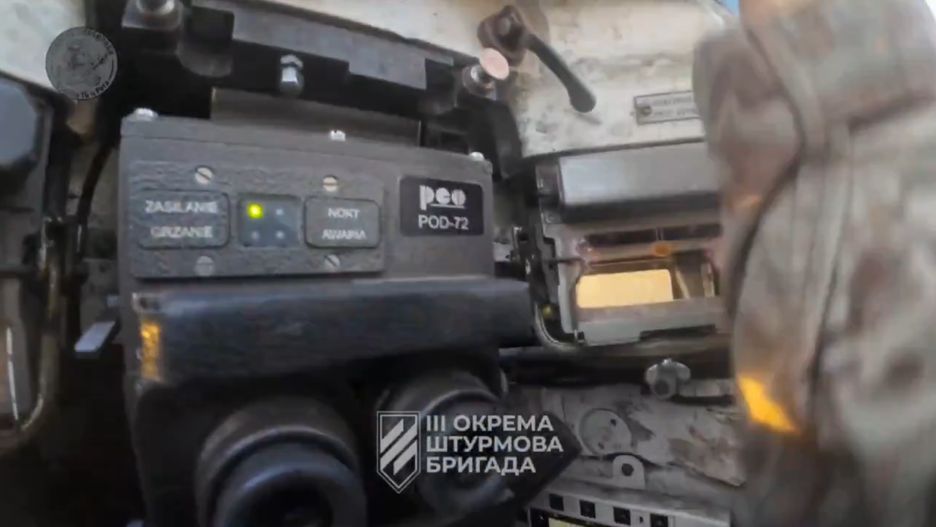 Zbliżenie na polską kamerę termowizyjną w czołgu T-72M1R.