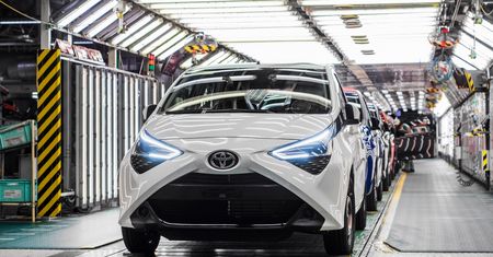 Muzyka w fabryce i optymalizacja totalna: tak powstaje Toyota Aygo po liftingu