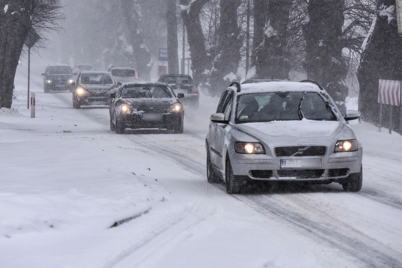 Śnieżna zima zmusza nie tylko do wolniejszej jazdy, ale też do poświęcenia dłuższej chwili na oczyszczenie auta