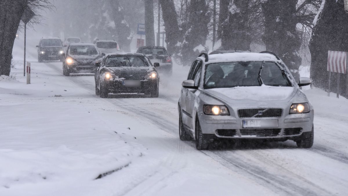 Śnieżna zima zmusza nie tylko do wolniejszej jazdy, ale też do poświęcenia dłuższej chwili na oczyszczenie auta