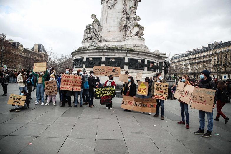 Protest we Francji przeciwko obostrzeniom covidowym.