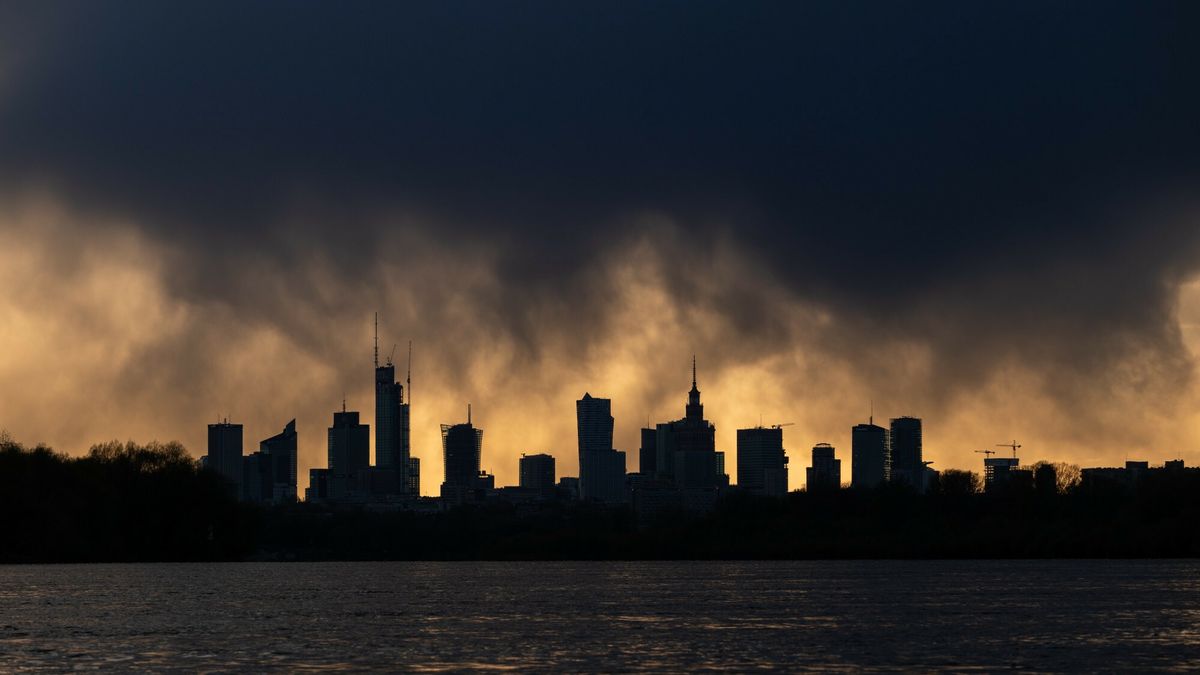 Warszawa ArZifot: Arkadiusz Ziolek/ East News. Warszawa 25.04.2021.     n/z Widok na panorame Warszawy o zachodzie slonca z ciemnymi chmurami deszczowymi.ARKADIUSZ ZIOLEK
