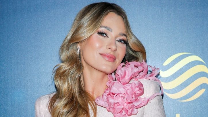 Marcelina Zawadzka przyciąga spojrzenia w osobliwej kreacji z WIELKIM KWIATEM na ramieniu