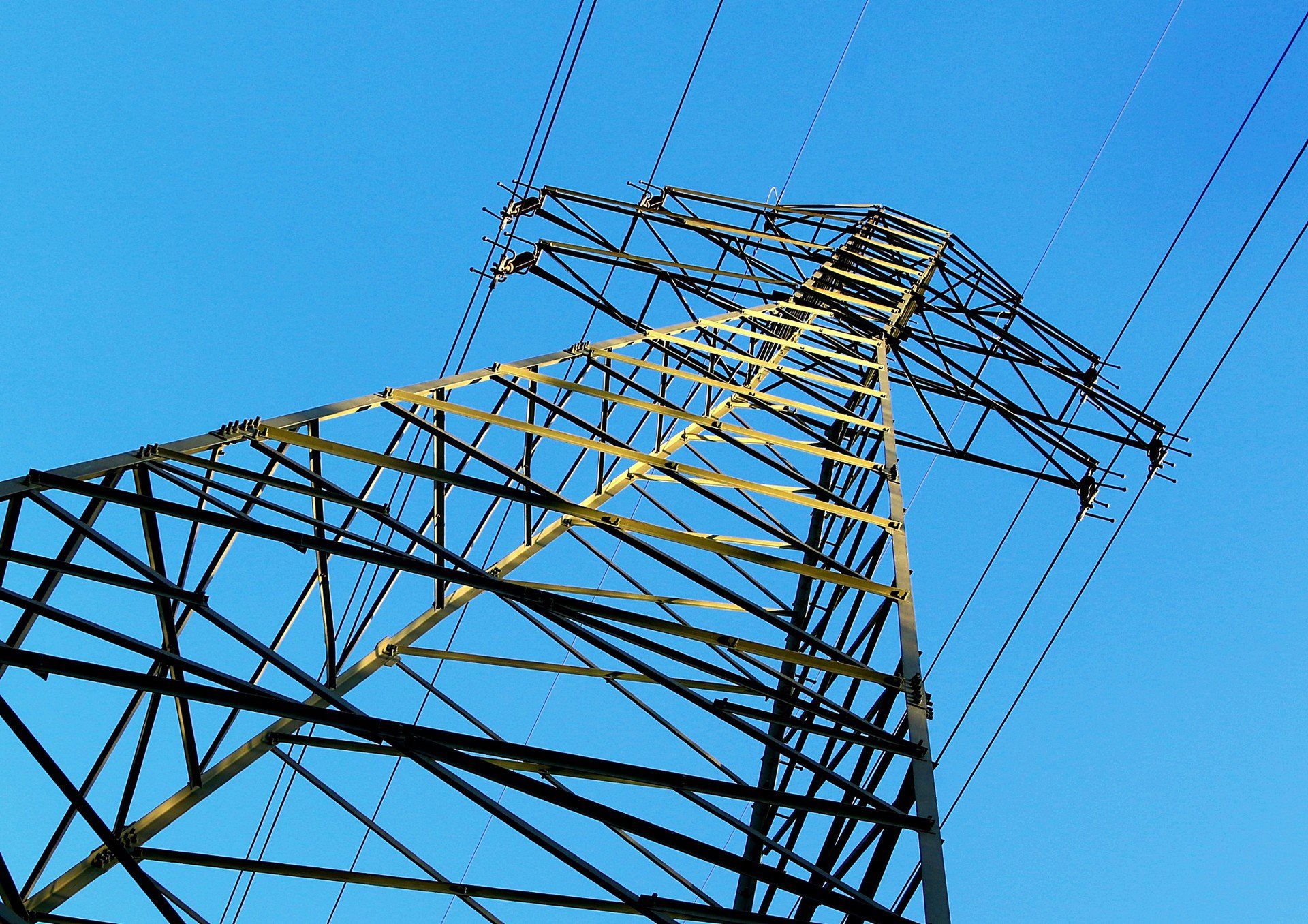 Nowe przepisy mają na celu uproszczenie procesu sprzedaży rezerwowej i zapewnienie, że odbiorcy nie pozostaną bez dostępu do energii elektrycznej. 