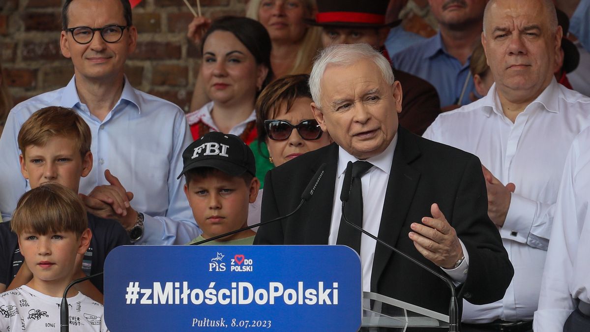 Pułtusk, 08.07.2023. Wicepremier, prezes PiS Jarosław Kaczyński (2P), premier Mateusz Morawiecki (L) i minister aktywów państwowych Jacek Sasin (P) podczas pikniku rodzinnego w Domu Polonii w Pułtusku, 8 bm. (ad) PAP/Paweł Supernak