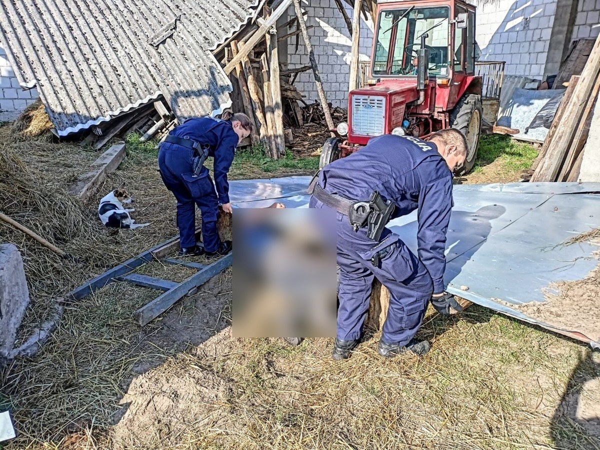 Interwencja policjantów w Trzciannej. Uratowali mężczyznę przygniecionego drzwiami od stodoły.
