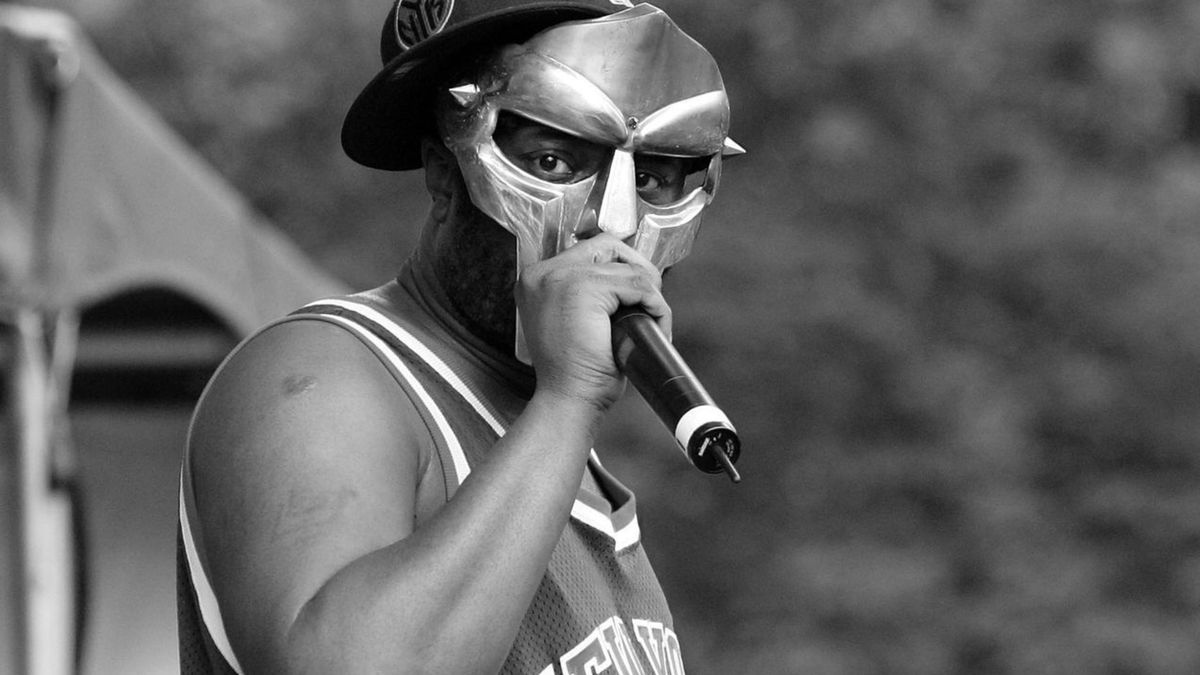 Daniel Dumile znany jako MF Doom podczas występu na scenie.