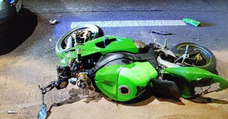Pijany i bez uprawnień uciekał przed policją. Po wypadku porzucił rannego pasażera