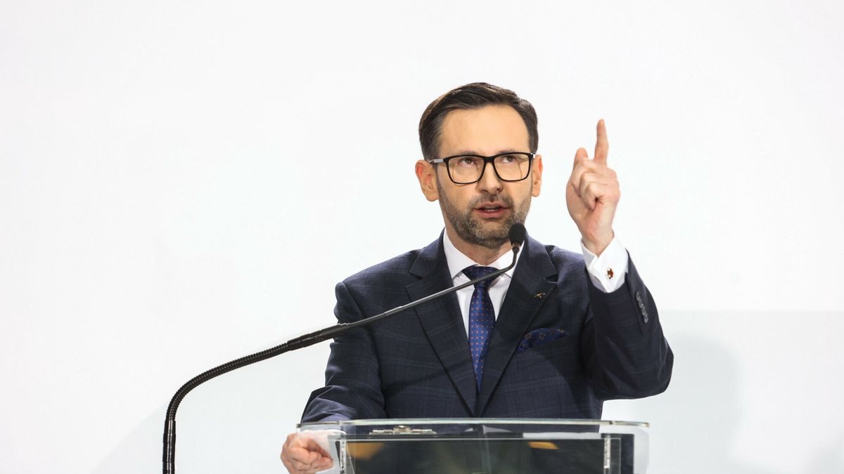 Daniel Obajtek podczas prezentacji strategii koncernu do 2030 roku 