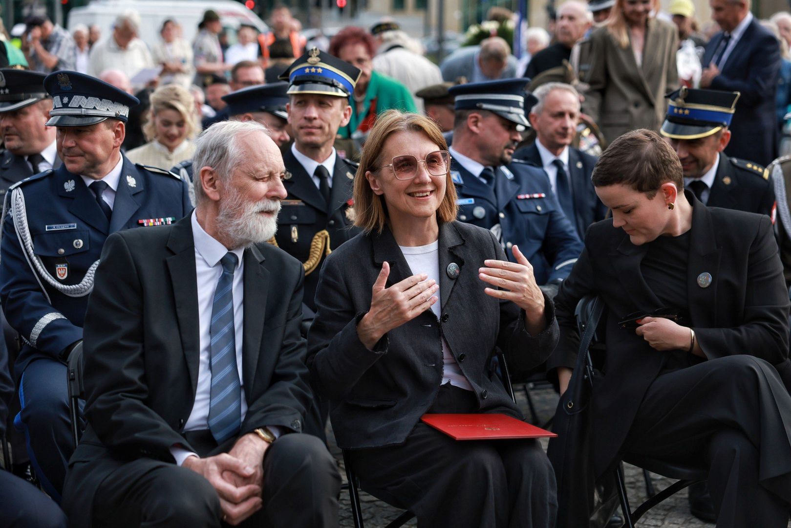 W sobotę, 28 czerwca w centrum Poznania wybrzmiała pamięć o tych, którzy 69 lat temu wyszli na ulice, domagając się chleba i wolności. O godzinie 18.30 na placu Adama Mickiewicza rozpoczęły się główne uroczystości upamiętniające robotniczy zryw z 1956 roku. W wydarzeniu uczestniczyli mieszkańcy miasta, przedstawiciele władz oraz środowisk kombatanckich