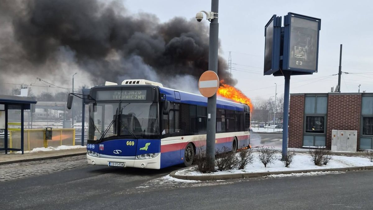 Pożar autobusu w Bydgoszczy. Dramatyczny widok na pętli