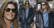 Wyluzowana Cindy Crawford spaceruje w kożuchu za 10 tysięcy