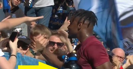 Pokaźny prezent dla piłkarza. Jak go wnieśli na stadion?