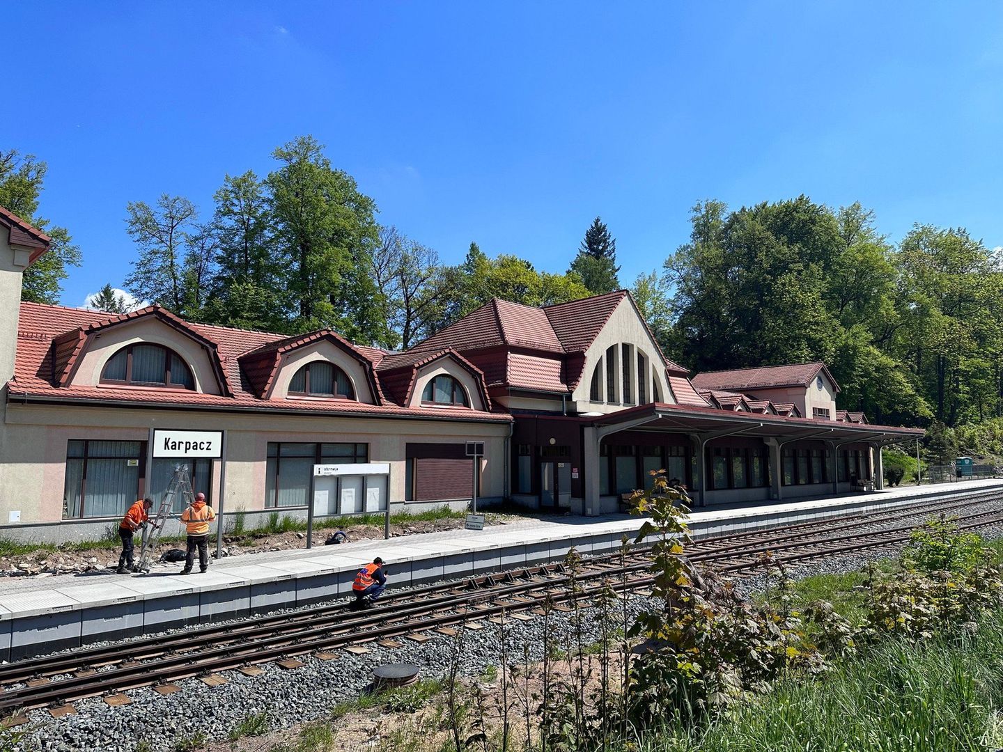 13.05.2025 Reaktywacja linii kolejowej do Karpacza. W mieście pod Śnieżką zawieszono tabliczkę informującą o nazwie miejscowości, do której dotrze pociąg. 