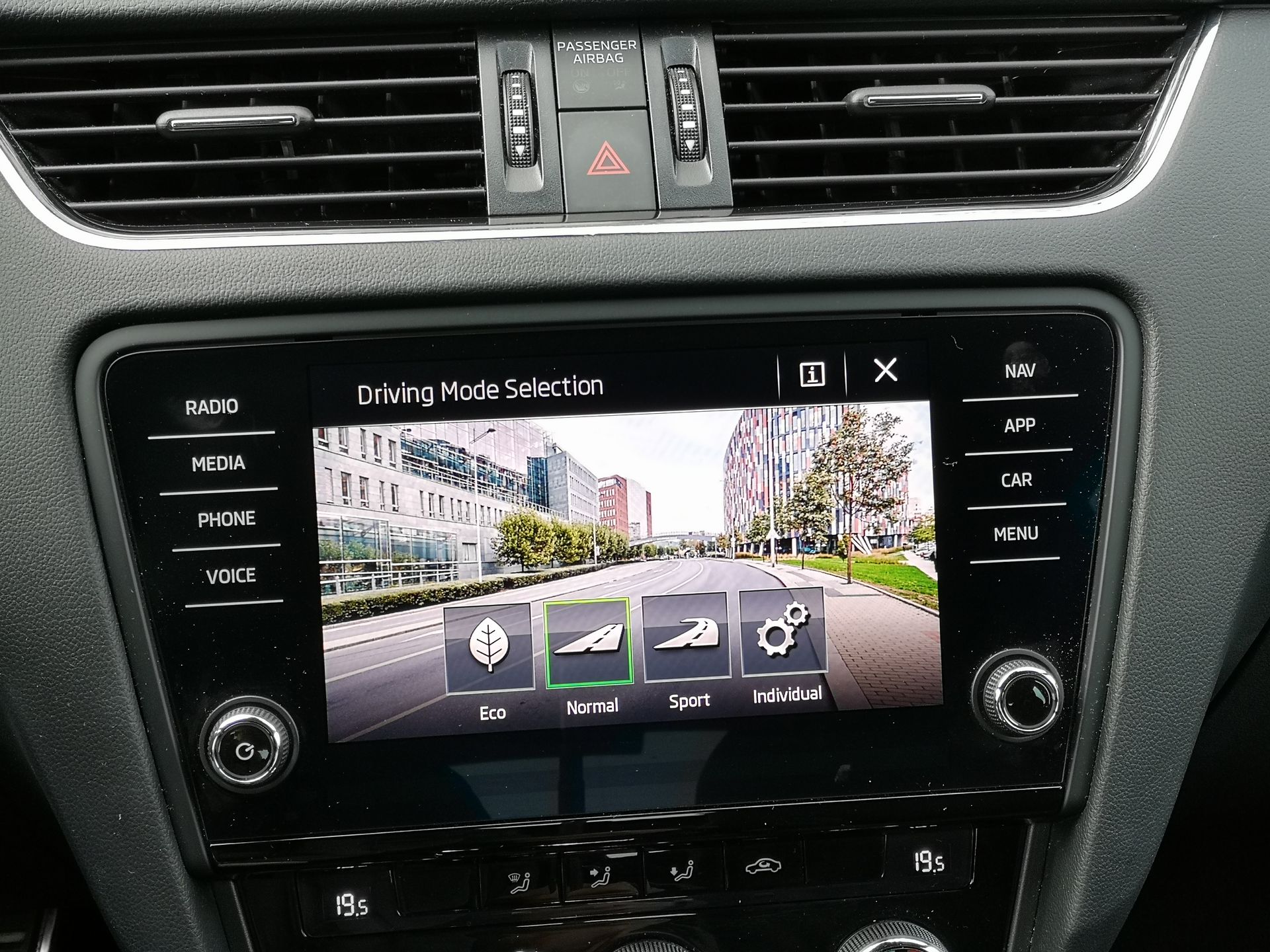 Skoda Octavia RS: audio Canton, zmienne tryby jazdy i system Amundsen 9