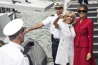 Zaprzyjaźnione Melania i Brigitte pozują fotografom nad Sekwaną (ZDJĘCIA)