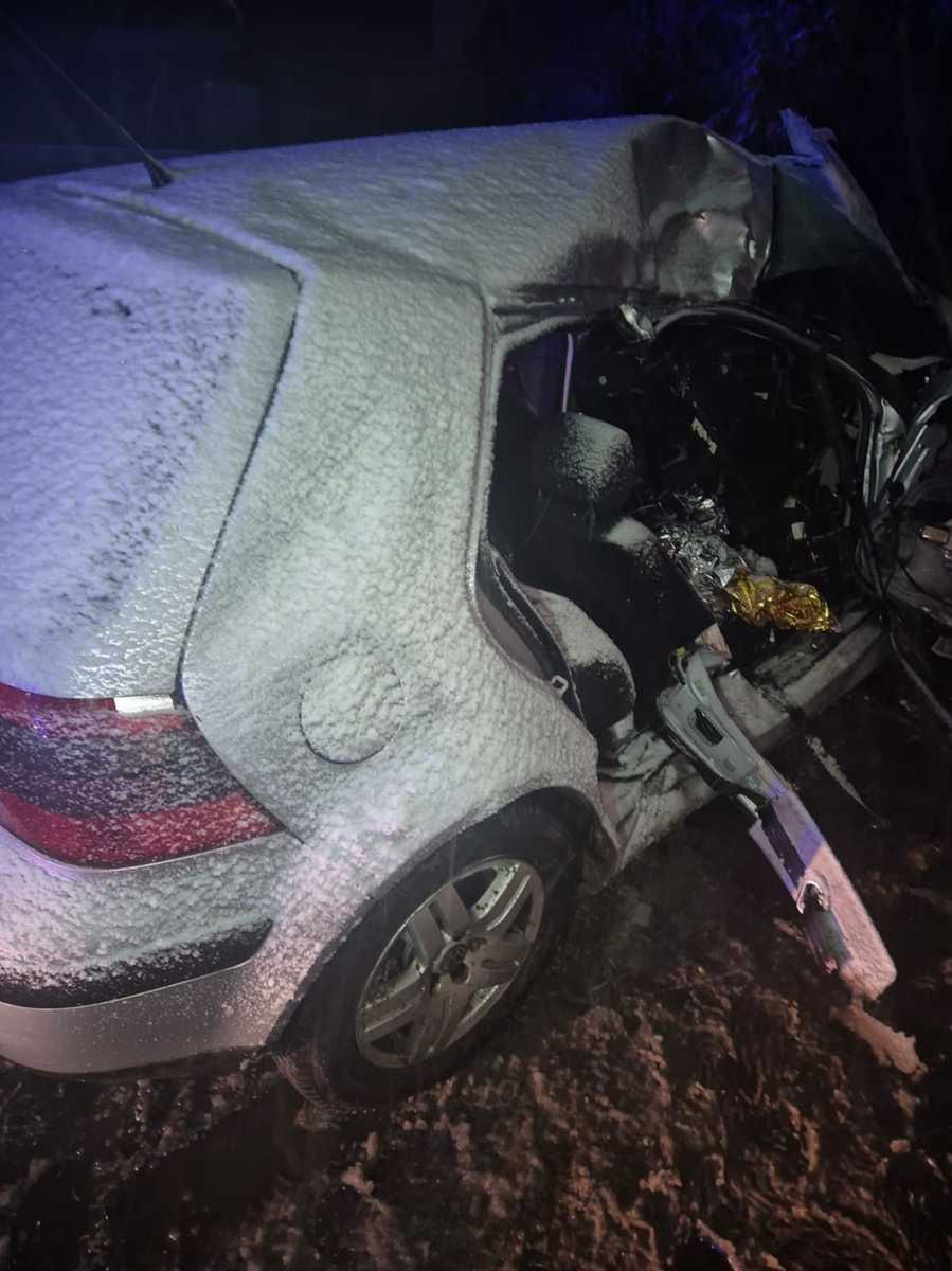 Poważny wypadek na DW 577 w Szkaradzie. Zderzenie osobówki z ciężarówką podczas intensywnych opadów śniegu