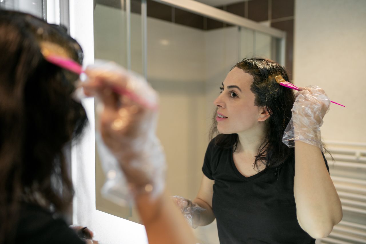 Jak zmyć farbę do włosów ze skóry? Pomoże popularny produkt spożywczy