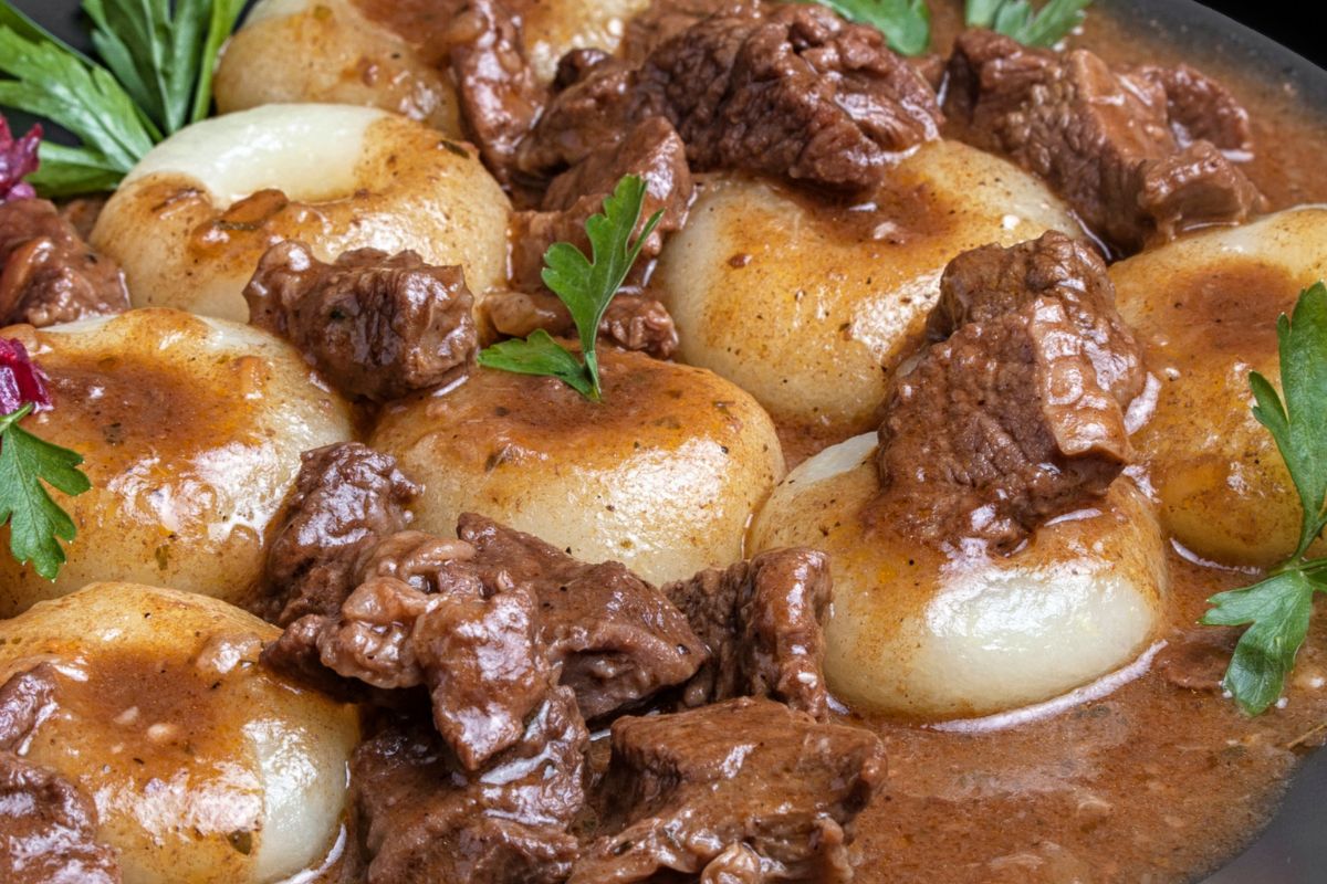 Sprężyste kluseczki podaję z gulaszem. Mięso jest mięciutkie i rozpływa się w ustach