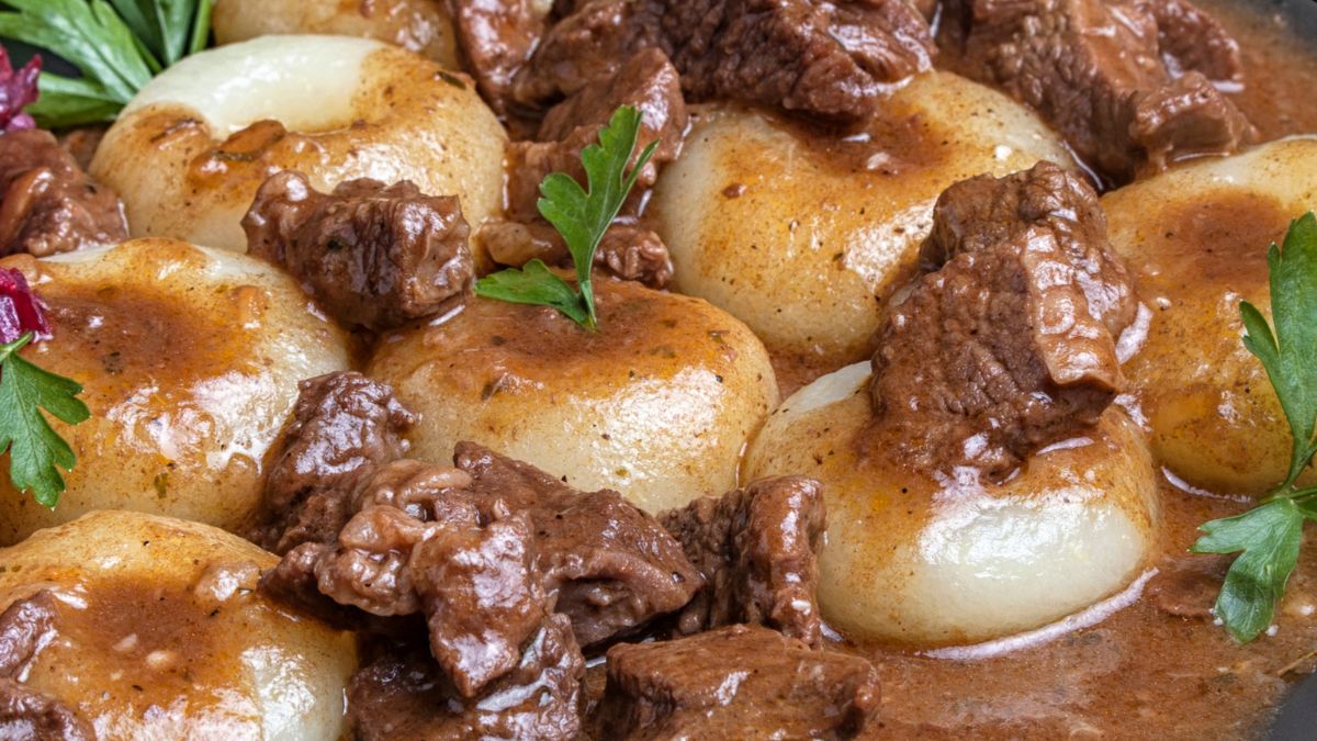 Kluski śląskie z gulaszem podaję na obiad