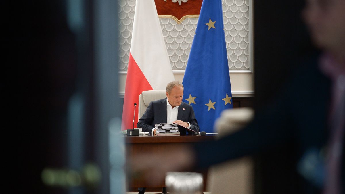 Warszawa, 16.07.2024. Premier Donald Tusk przed posiedzeniem rządu w KPRM w Warszawie, 16 bm. Rząd zajmie się m.in. programem polskiej prezydencji w Grupie Wyszehradzkiej. Z początkiem lipca Polska objęła roczne przewodnictwo w V4. Jej mottem przewodnim jest: "V4: powrót do korzeni". (mr) PAP/Marcin Obara