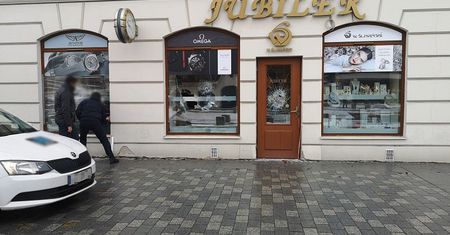 Włamanie do salonu jubilerskiego w centrum Lublina. Złodzieje wybili szyby w witrynach i drzwiach