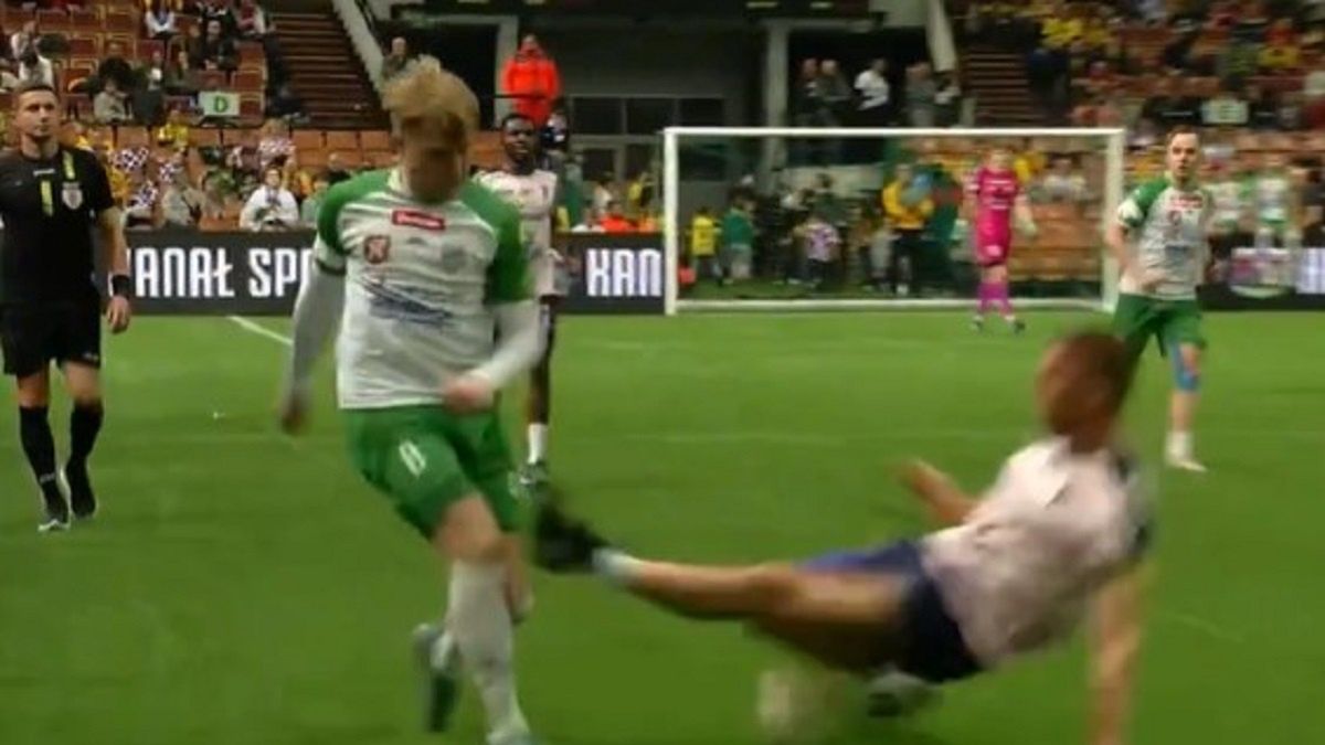 Faul Podolskiego na turnieju halowym.