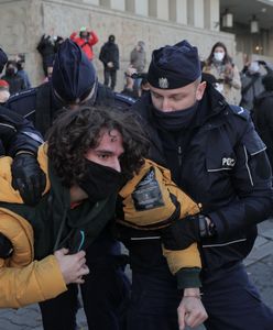 Mama zatrzymanego przez policję 17-latka: "Nasi znajomi pytali, czy te zdjęcia na pewno są z Polski"