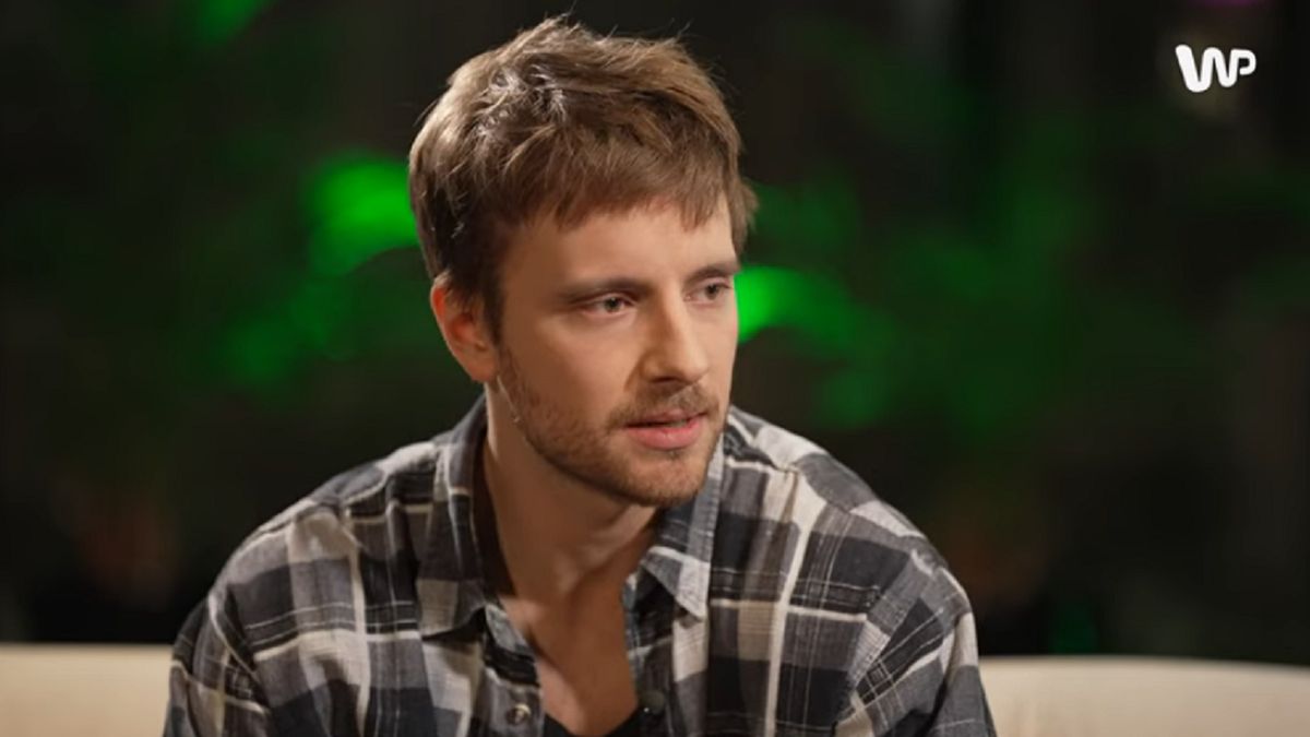 Maciej Musiał wyznaje, że często myślami wraca do serialu "Rodzinka.pl"