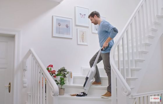 Dziecięce figle w reklamie odkurzaczy bezprzewodowych Bosch