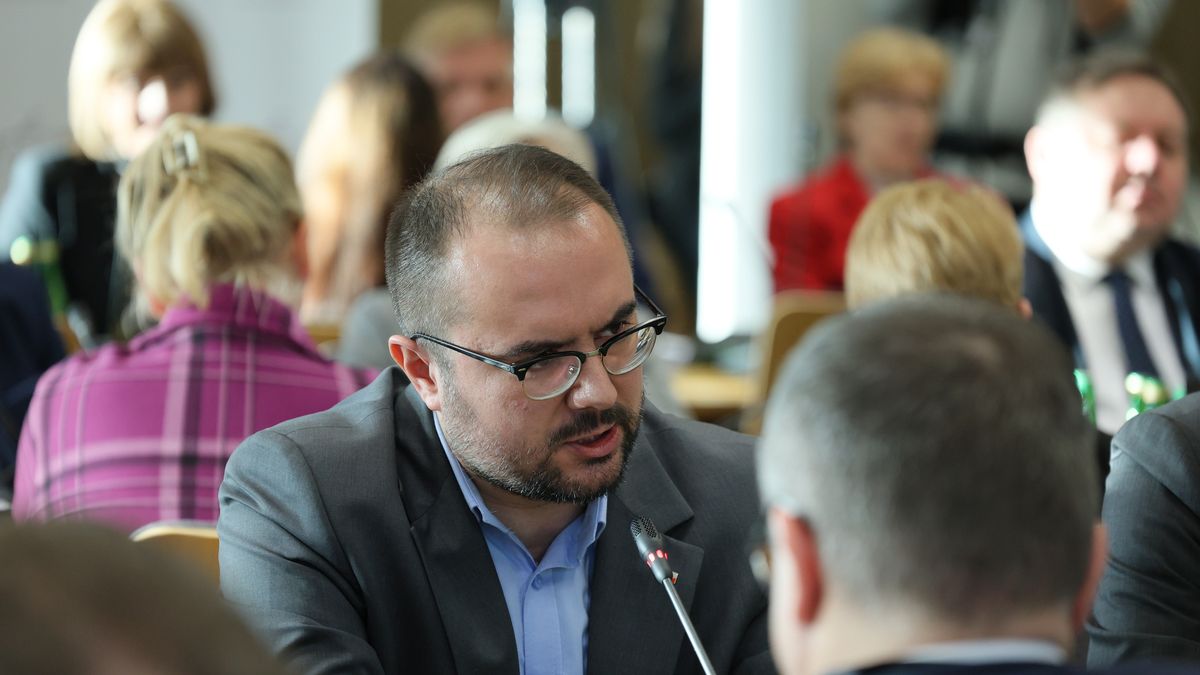 Warszawa, 29.12.2023. Poseł PiS Paweł Jabłoński (C) podczas posiedzenia sejmowej komisji sprawiedliwości i praw człowieka w Sejmie w Warszawie, 29 bm. Posłowie mają rozpatrzyć i zaopiniować dla Komisji Finansów Publicznych rządowy projekt ustawy budżetowej na rok 2024. (sko) PAP/Paweł Supernak