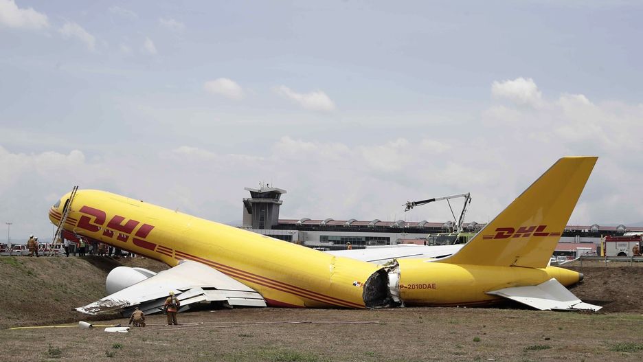 Samolot DHL złamał się podczas lądowania 