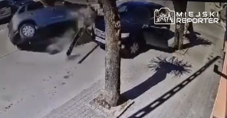 89-latek wjechał w auto. Dramatyczne nagranie