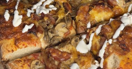 Gruba pizza z kiełbasą i pieczarkami. Takiej nie zamówisz w pizzerii