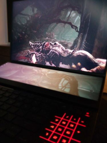 Test gry Scorn na laptopie ROG Zephyrus Duo 16 w ramach współpracy promocyjnej z ASUS