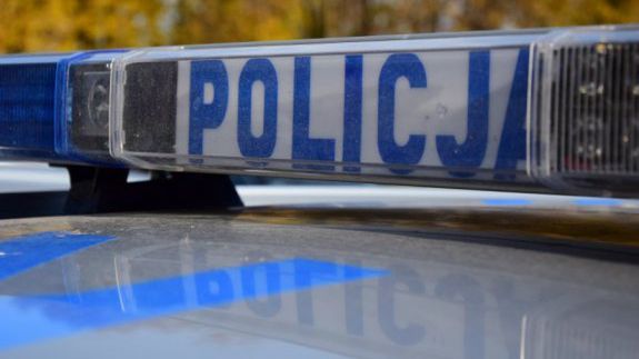 Lubań. Zima atakuje bez litości. Auto osobowe wylądowało w rzece po dach